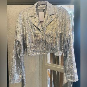 Short sequin silver jacket with fringe in sleeves.